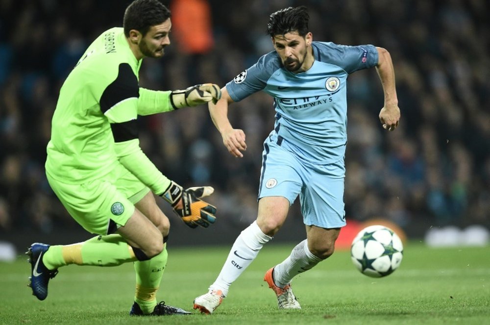 Manchester Citys Spanish midfielder Nolito (R) vies with Celtics Scottish goalkeeper Craig Gordon during the UEFA Champions League group C football match between Manchester City and Celtic on December 6, 2016