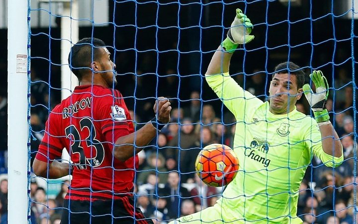 Robles among seven released by Everton