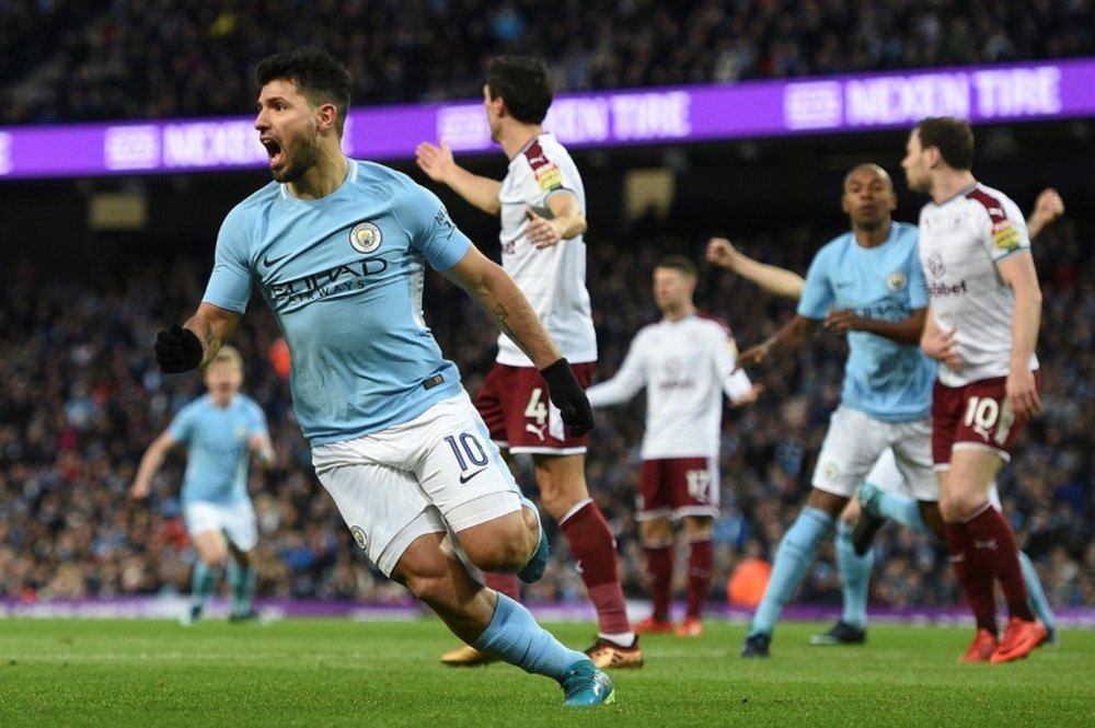 Kun Agüero, con un doblete exprés, comenzó la remontada del Manchester City. AFP