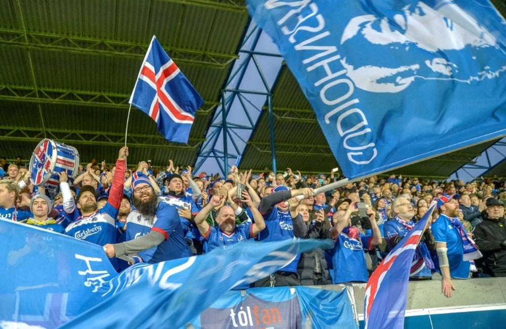 Los aficionados islandeses dieron una lección al mundo en la pasada Eurocopa. AFP/Archivo