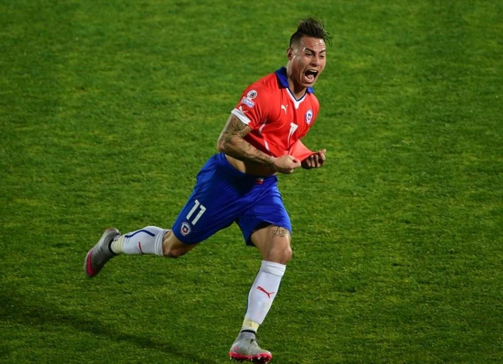 Eduardo Vargas ya sabe lo que es ser entrenado por Jorge Sampaoli. AFP