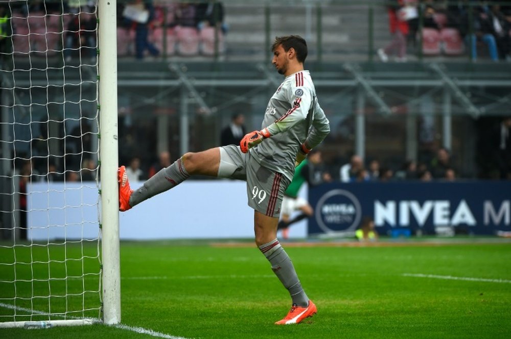 Guarda-redes do Milan infeliz no desafio contra o Pescara. AFP