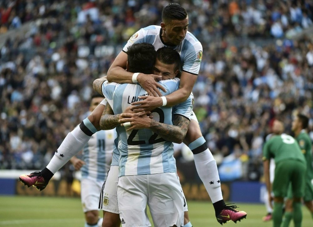 Víctor Cuesta anotó el tercer gol de Argentina ante Bolivia. AFP