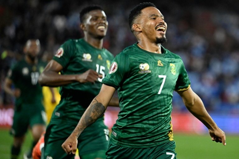 Os 'Bafana Bafana' venceram o Zimbabué por 2-3 na 3.ª jornada do Grupo B da Copa África. Oswin Appollis foi o herói, convertendo o penálti que selou a segunda vitória da formação de Hugo Broos e assegurou a qualificação para a próxima fase como segunda classificada.