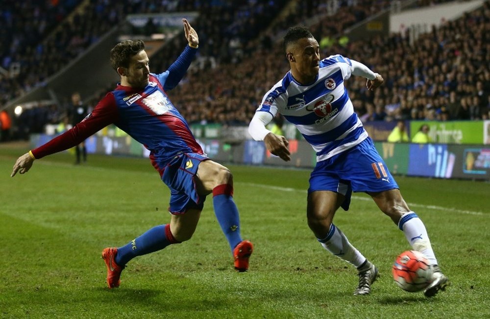 Crystal Palaces midfielder Yohan Cabaye (L) lunges to block a shot from Readings midfielder Jordan Obita during the FA cup sixth round football match at the Madejski stadium in Reading on March 11, 2016