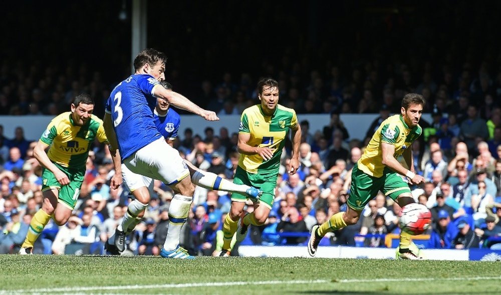 Everton's defender Leighton Baines (2ndL) shoots from the penalty spot to score his team's second goal against Norwich City on May 15, 2016