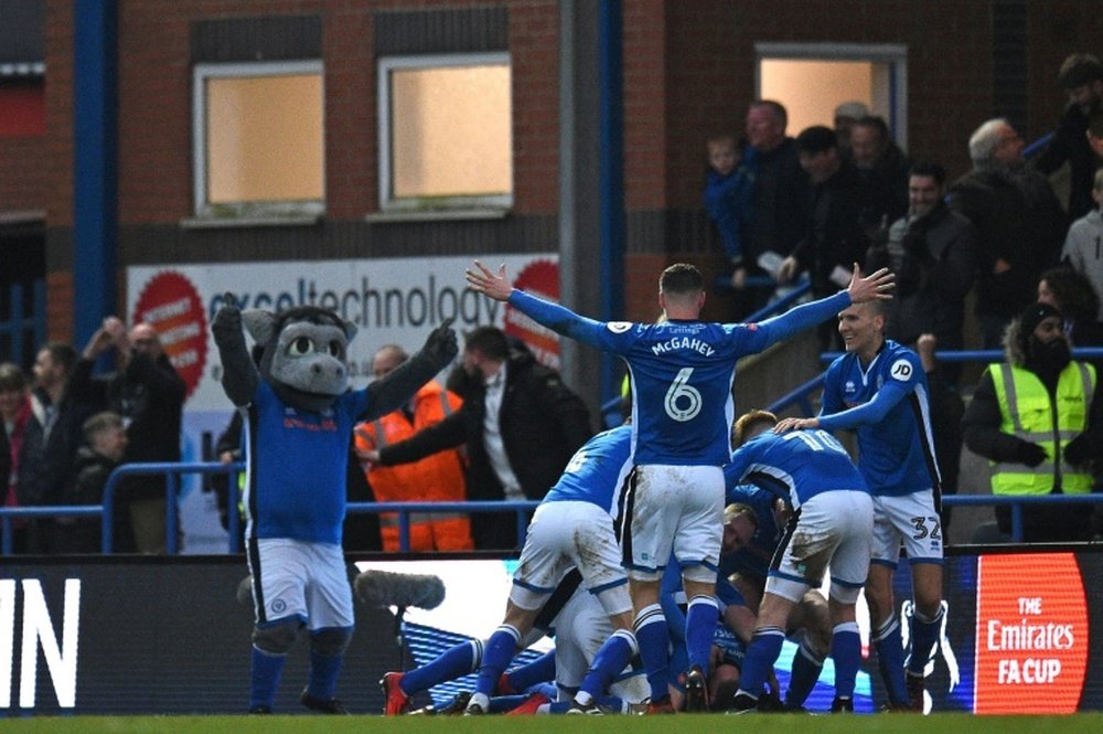 Os jogadores do Rochdale celebram o 1-0 diante dos 'spurs'. AFP