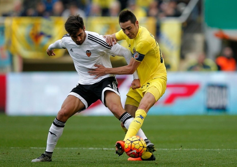 Valencias midfielder Andre Gomes (L) vies with Villarreals midfielder Bruno Soriano during the Spanish league football match in Villareal on December 31, 2015