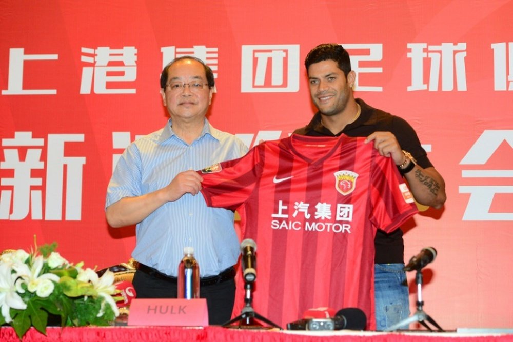 Hulk posing with his shirt during his presentation by Shanghai SIPG. AFP