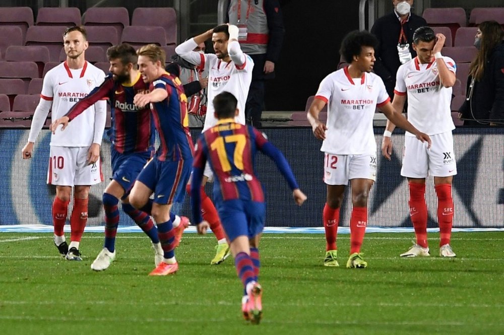 A treta entre Messi e Sevilla. AFP