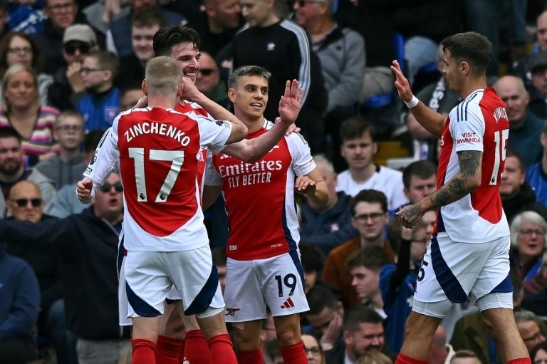 Arsenal stroll makes Liverpool wait for title as Ipswich face relegation