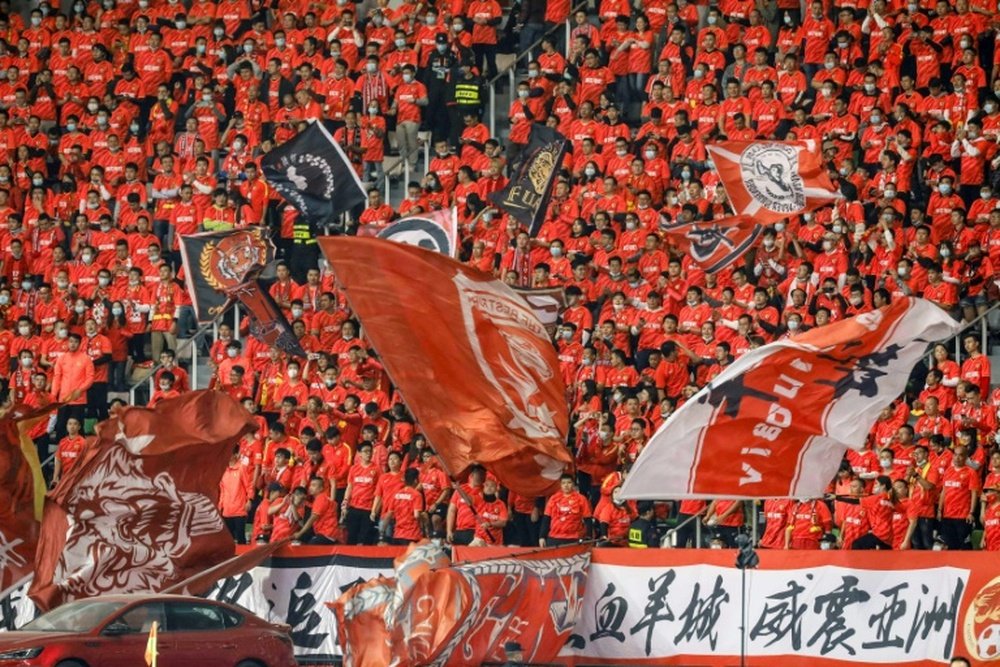 La noticia en el derbi entre Guangzhou FC y Guangzhou City estuvo en las gradas. AFP
