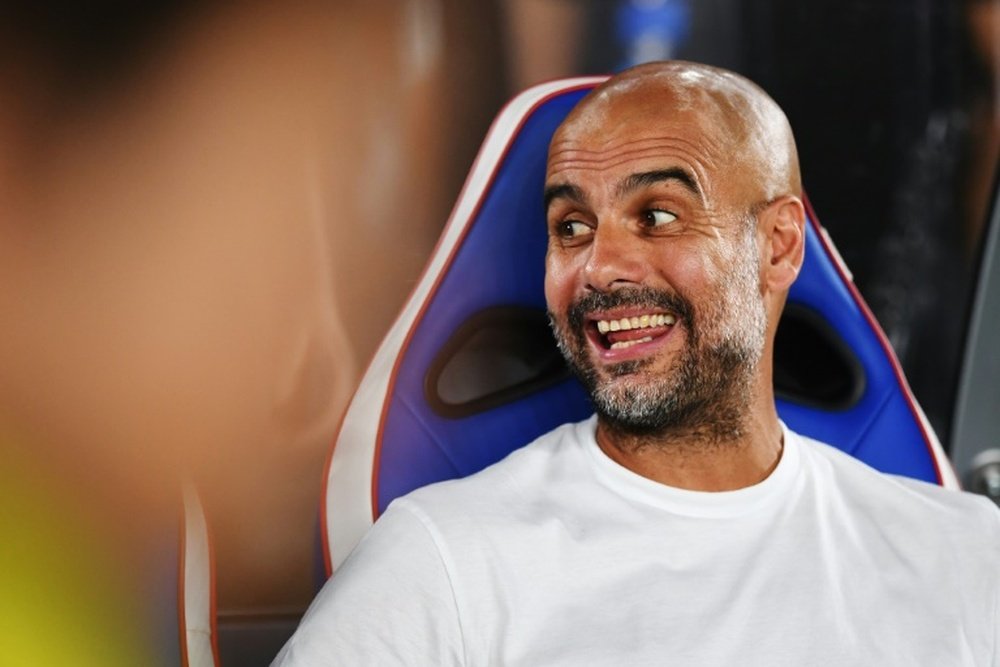 Guardiola, premier entraîneur à se prendre un carton jaune. AFP