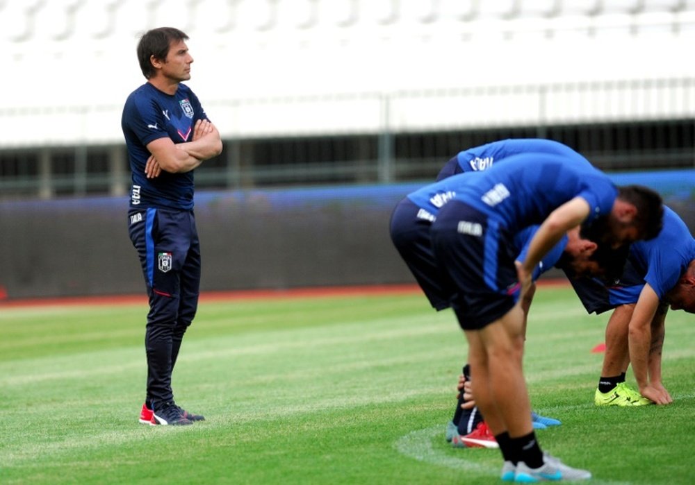 Italy national football team head coach Antonio Conte (L) oversees a training session at the Poljud stadium in Split on June 11, 2015