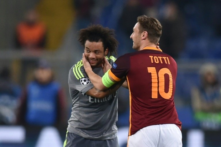 Totti recibió una gran ovación nada más entrar al terreno de juego del Santiago Bernabéu. AFP