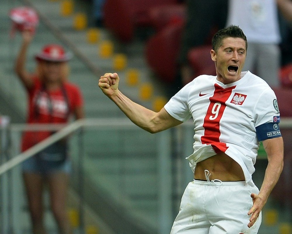 Robert Lewandowski celebra un tanto marcado con Polonia. AFP