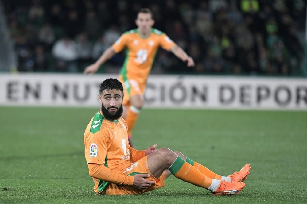 Fekir, tumbado en el césped durante el partido frente al Elche CF.