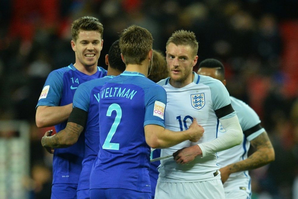 Englands striker Jamie Vardy (R) shakes hands with Netherlands defender Joel Veltman (2R) after the final whistle during an international friendly football match at Wembley Stadium in London on March 29, 2016