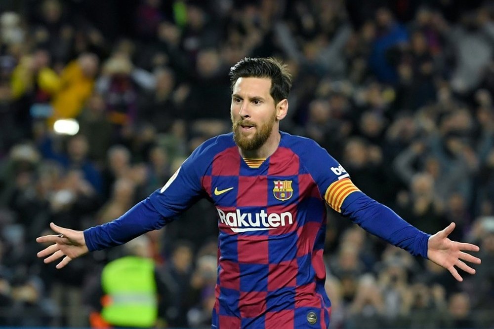 Messi teve marcação individual do Sporting de Jorge Jesus. AFP