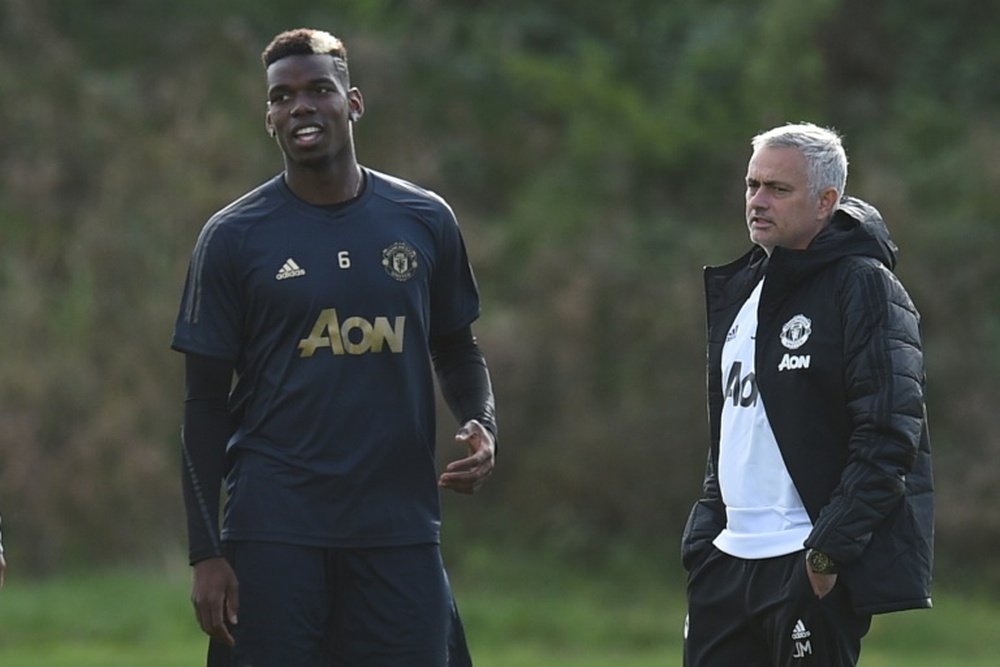 Paul Pogba e o técnico José Mourinho. AFP
