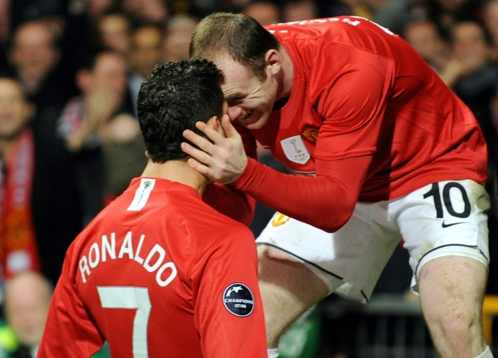 Cristiano Ronaldo se fait recadrer par Wayne Rooney