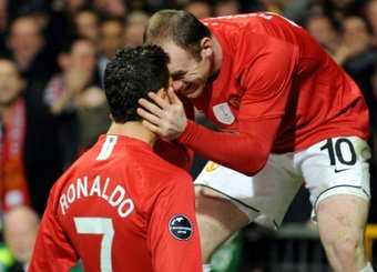 Le petit tacle de Wayne Rooney à Cristiano Ronaldo. AFP