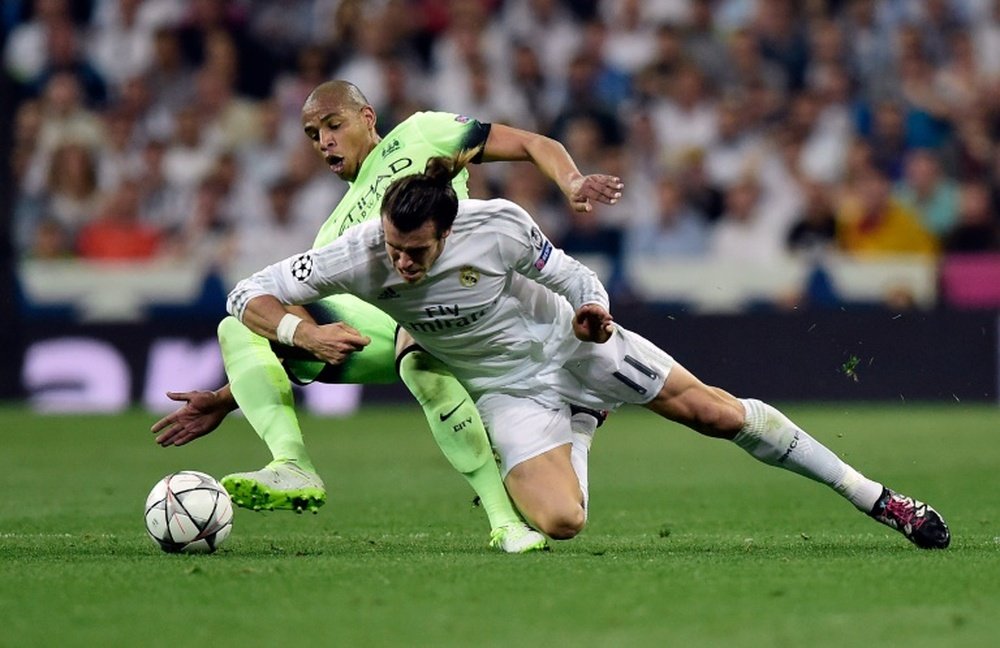 Manchester Citys midfielder Fernando (L) vies with Real Madrids forward Gareth Bale during the UEFA Champions League semi-final second leg football match in Madrid, on May 4, 2016