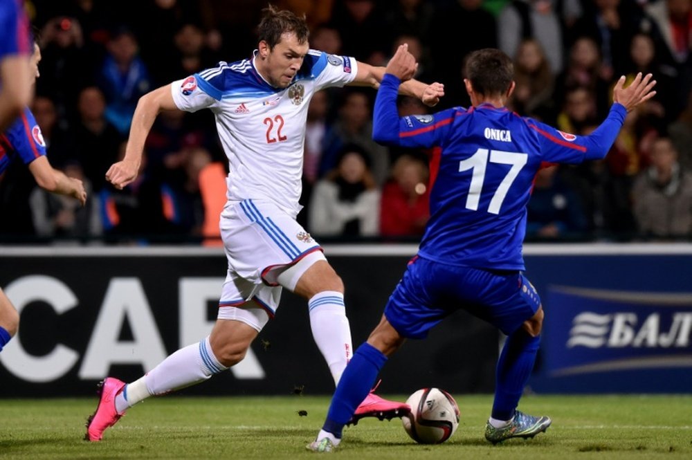 Russias forward Artem Dzyuba (L) vies with Moldovas Alexandru Onica during the Euro 2016 qualifying football match at the Stadionul Zimbru in Chisinau on October 9, 2015