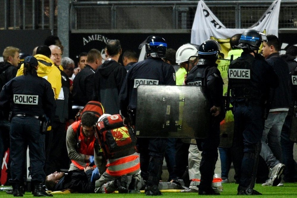 La avalancha de aficionados del Lille en Amiens ha dejado casi 30 heridos. AFP