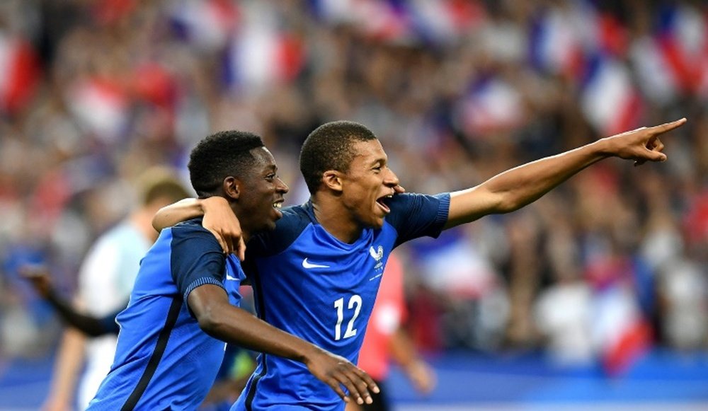 Mbappé y Dembélé hicieron diabluras juntos ante Inglaterra. AFP