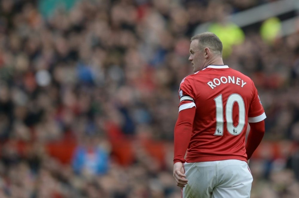 Wayne Rooney quiere saber qué se siente al jugar junto a Ibrahimovic. AFP