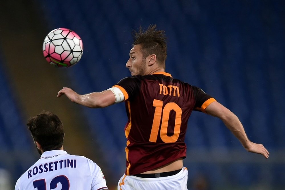 Roma's forward Francesco Totti (R) prepares to move to New York Cosmos. BeSoccer