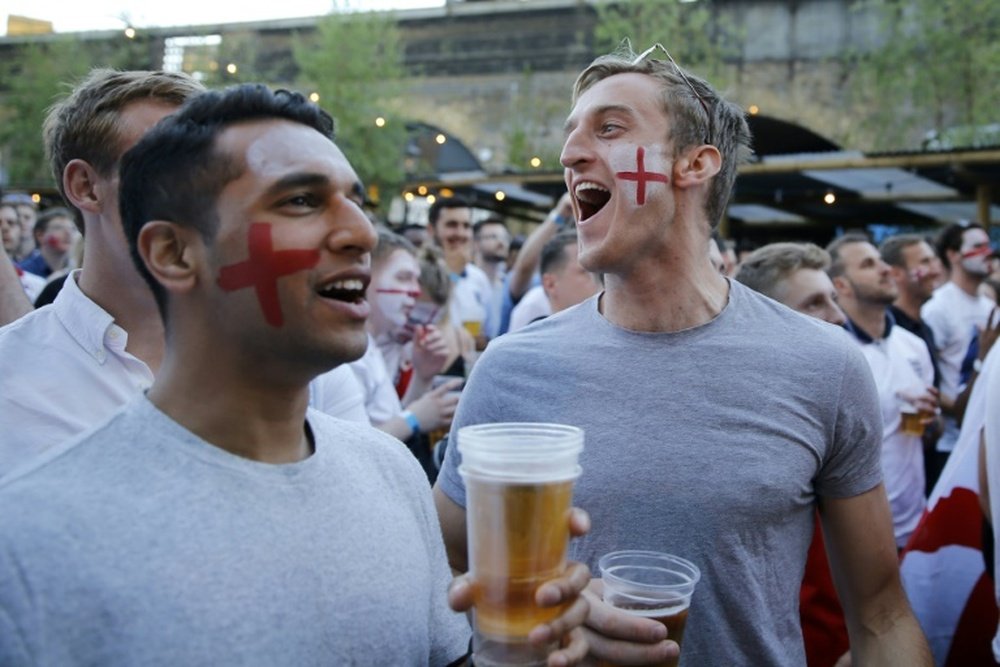 Una ley de 1985 impide la venta de alcohol en estadios de fútbol. AFP/Archivo