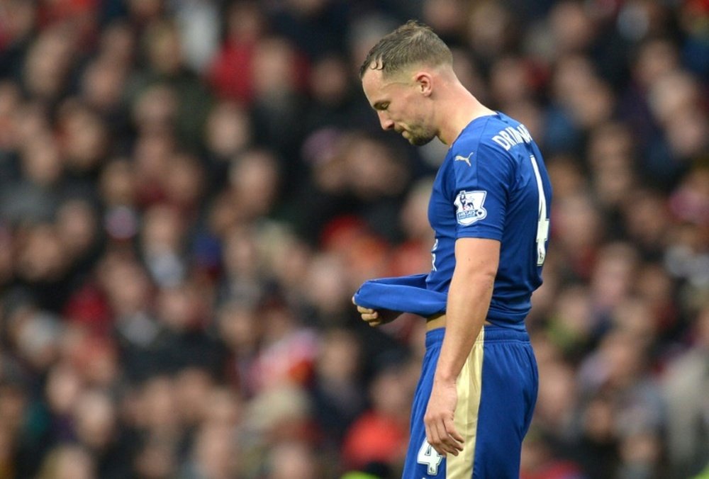 Leicester's Danny Drinkwater leaves the pitch after being sent off against Man United. BeSoccer