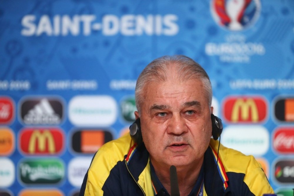 El seleccionador rumano culpó a un fallo de su eliminación. AFP