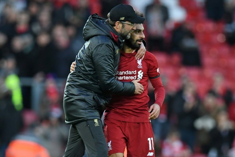 Klopp sienta a Salah en el diván. AFP