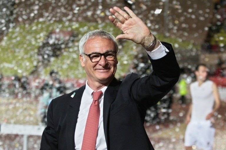 Claudio Ranieri can't stop smiling during a press conference. BeSoccer