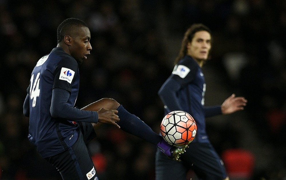 Paris Saint-Germains Blaise Matuidi (L) lines up a shot during the match against Lyon on February 10, 2016 in Paris