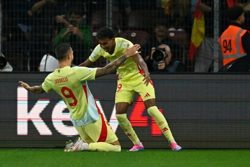 Joselu celebrated his goal by hugging Luis de la Fuente. AFP