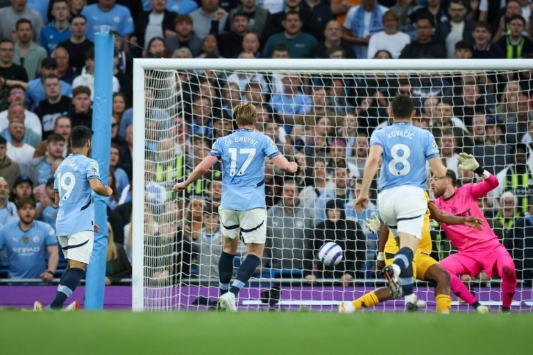 De Bruyne da color a una victoria pírrica del City