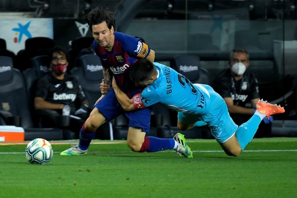 La única forma de parar a Messi: un placaje de Bustinza. AFP