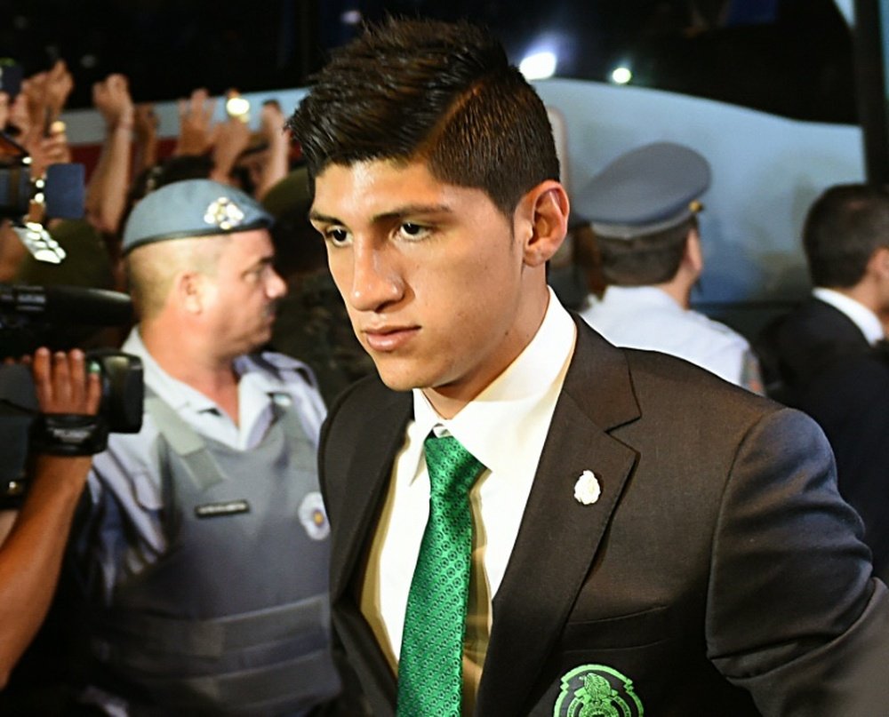 Alan Pulido no podrá disputar la Copa de Oro, tras sufrir una lesión en el brazo. AFP