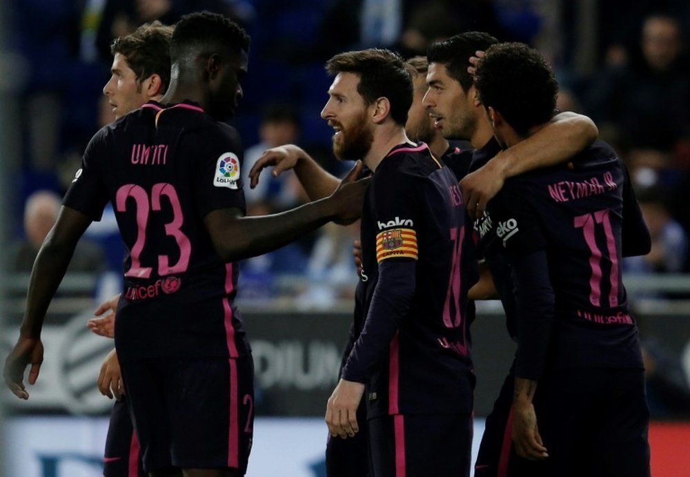 Les joueurs du Barça célèbrent leur victoire face à l'Espanyol Barcelone en Liga. AFP