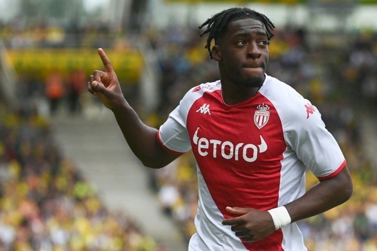 According to journalist Fabrice Hawkins, Arsenal, Chelsea and Manchester United are in the race for Monaco centre-back Axel Disasi. All three Premier League clubs want to sign him but the Red Devils are in pole position.