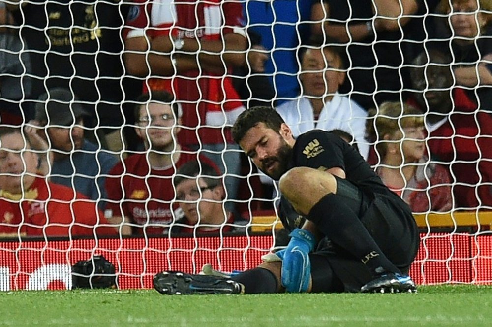 Alisson deve voltar contra o Manchester United. AFP