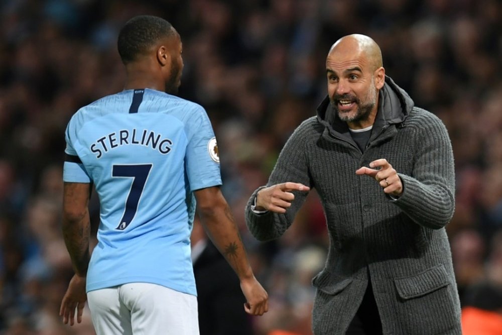 Guardiola explicó su charla a Sterling y él se lo tomó a broma. AFP