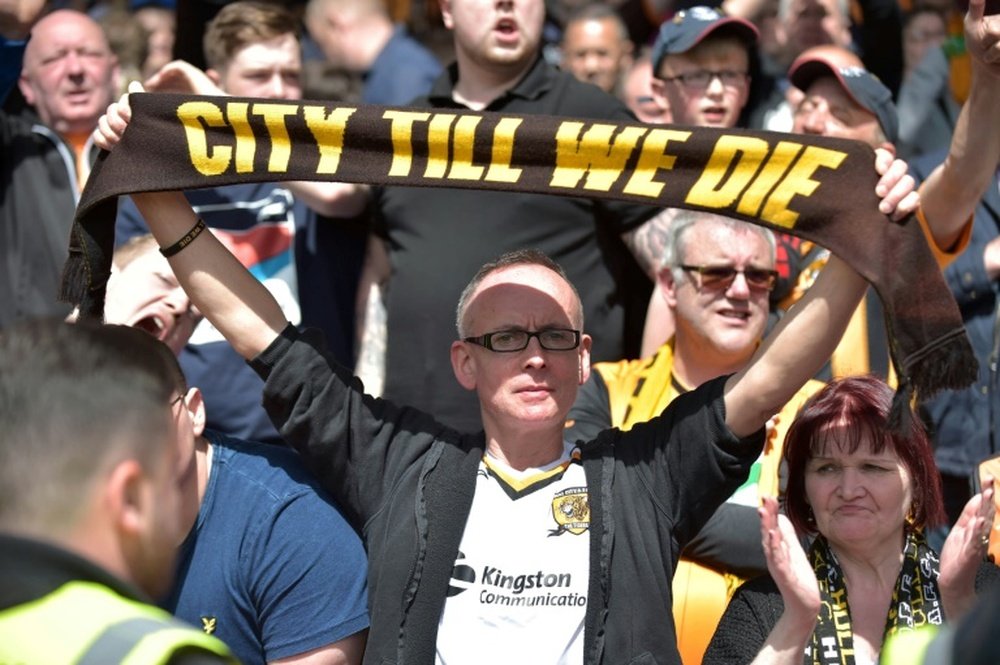 Les supporters de Hull saluent ses joueurs qui n'ont pas réussi le maintien en Premier League. AFP