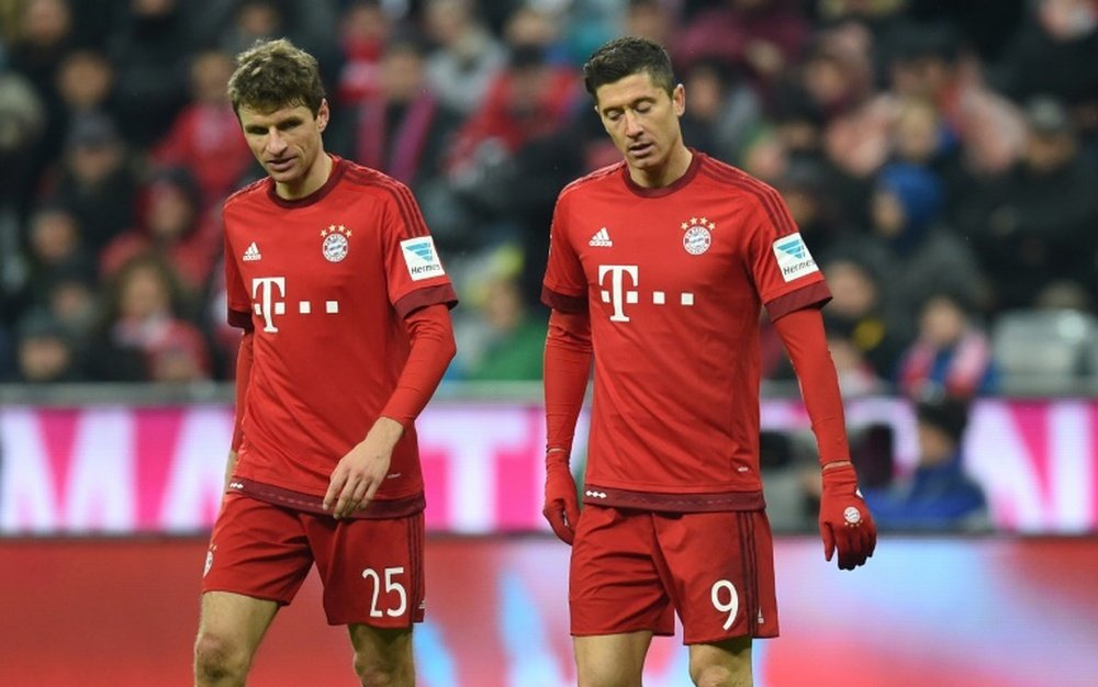 Bayern Munichs striker Thomas Mueller (L) and striker Robert Lewandowski (R) react during the German first division Bundesliga football match of FC Bayern Munich v FSV Mainz 05 in Munich, southern Germany on March 2, 2016