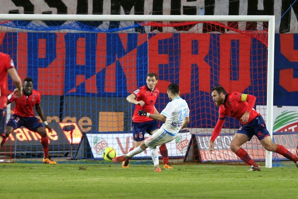 Marseilles midfielder Remy Cabella (C) shoots and scores a goal during a French L1 football match against Gazelec Ajaccio on March 9, 2016
