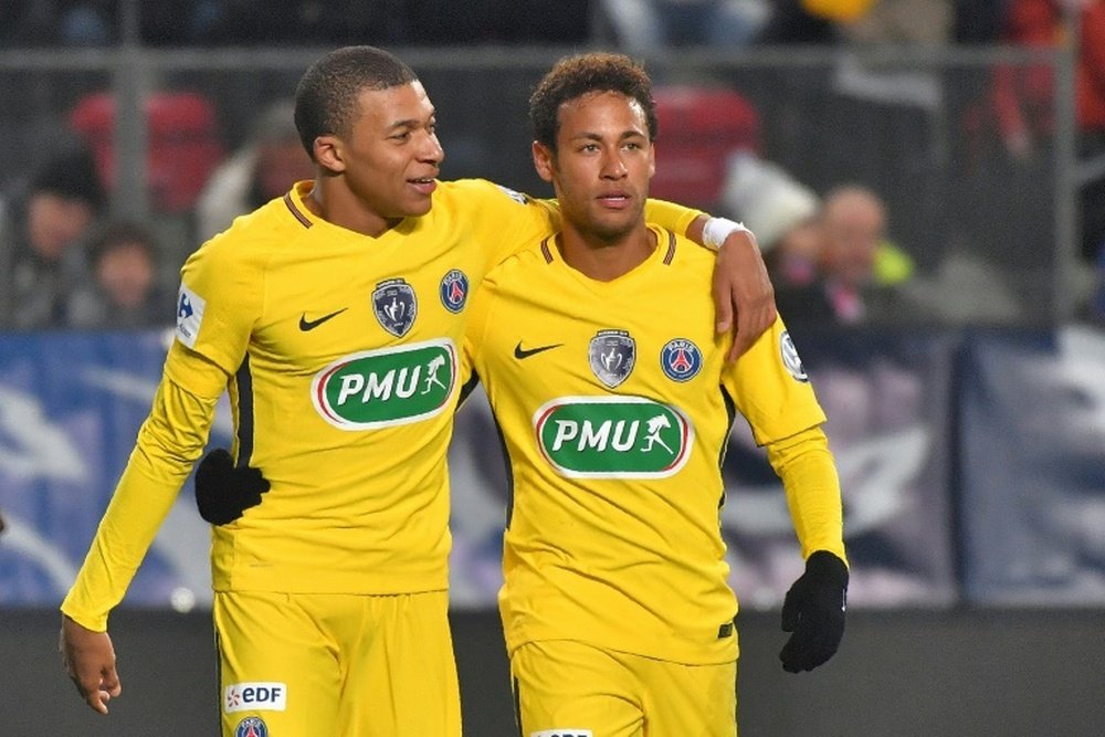Neymar y Mbappé, las dos estrellas del PSG. AFP